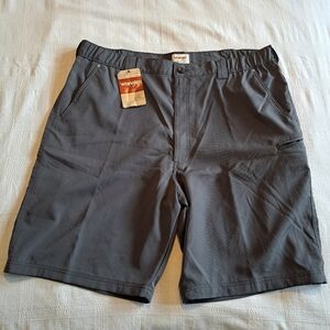 Wrangler men's size 42 light weight shorts, New